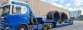 Scania met dieplader geladen met rollen buis