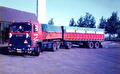 Rode Scania met aanhanger uit de jaren tachtig