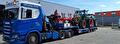 Scania met dieplader geladen met landbouwmachines